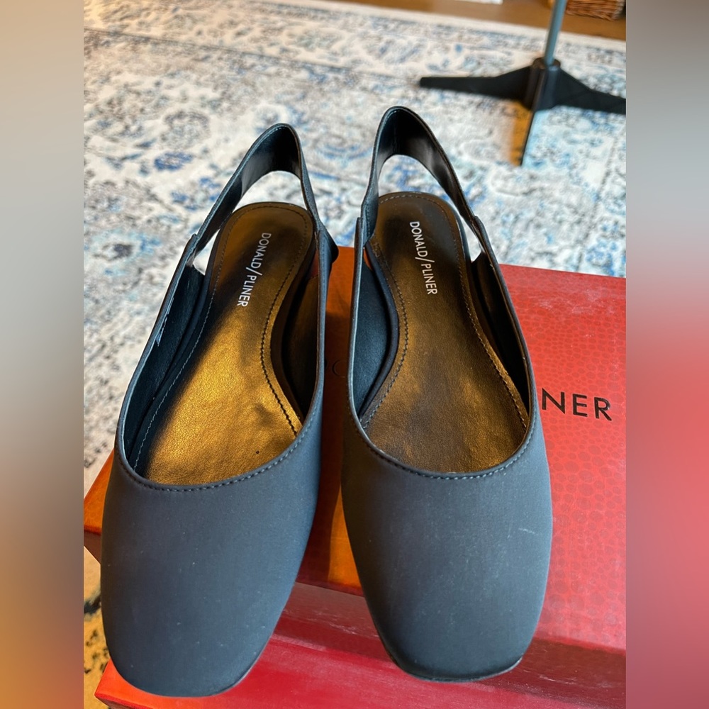 Donald Pliner Dane black, crepe elastic size 7